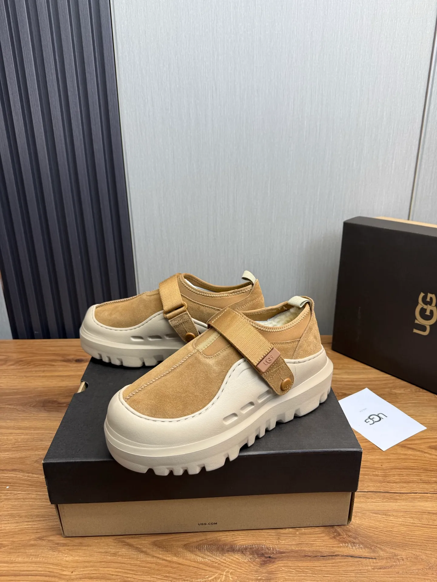 Men's shoes💰580💰Couples💖 New UGG fur integrated men's simple and fashionable snow boots. The most worth buying at the end of this year are warm casual shoes. Whether you are out and about at home, their comfortable and warm performance will be your most suitable fashion companion! The material is cowhide upper and imported wool is used inside. Warm and comfortable! The eva+ rubber patch outsole is cushioned, non-slip and wear-resistant, and has good elasticity. It is light and wear-resistant, comfortable and soft, and the new simple cut is more fashionable. It has both practicality and fashion sense, so you no longer have to worry about how to match it in winter, while still maintaining your fashionable taste. High-quality genuine wool. Look at the details for the material! Size: 35-40-41-42-43-44-44 sneaker size